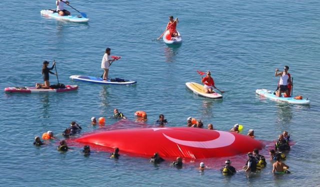 Antalya'nın mavi suları kırmızı-beyaza büründü