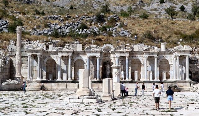 Burdur’un antik çeşmesi restorasyon sonrası ziyaretçi akınına uğradı