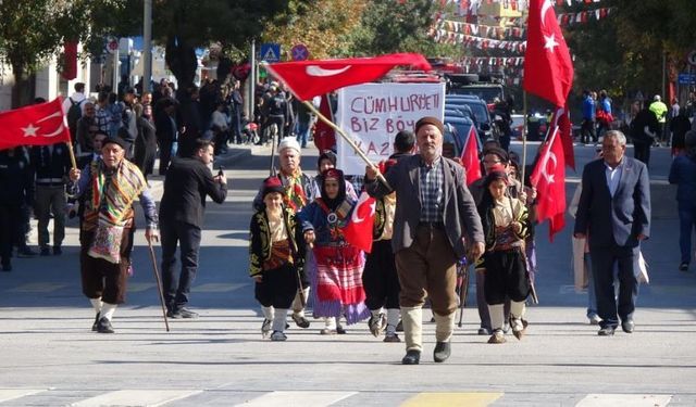 Burdur’da Cumhuriyet Bayramı herkesi zaman yolculuğuna çıkardı