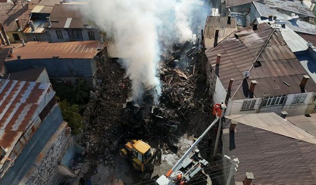 Konya'da 3 ev yangında kül oldu! Enkaz kaldırma işlemleri sürüyor