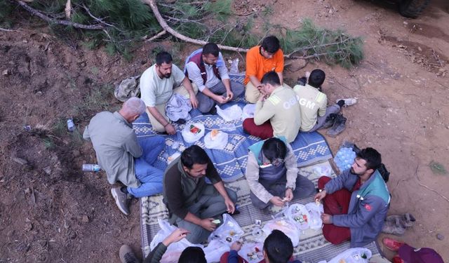 Muğla'da yangın savaşçılarının kahvaltısı: Domates ve salatalık