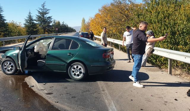 Isparta'da otomobilin önüne domuz çıktı! Polis memuru ve eşi kazayı ucuz atlattı