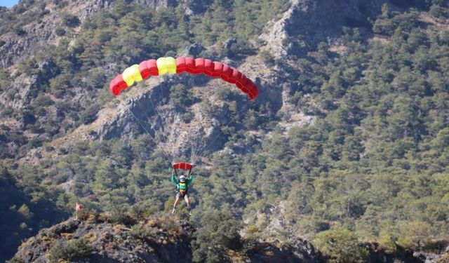 Yamaç paraşütünün merkezi Ölüdeniz'de festival coşkusu sürüyor