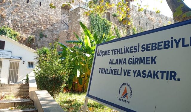 Antalya’da tarihi surlar kaderine terk edildi!