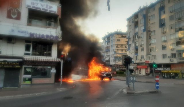 Antalya’da korkutan yangın! Yanan araçtan sıçrayan alevler paniğe neden oldu