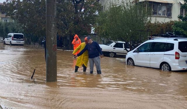 Serik’te sağanak nedeniyle baba ve kız evlerinde mahsur kaldı