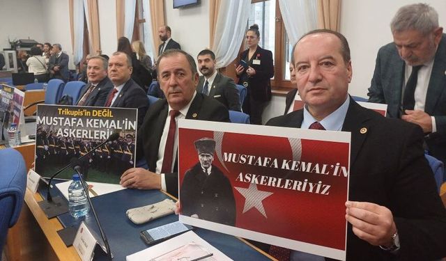 CHP Antalya Milletvekilleri “Mustafa Kemal’in askerleriyiz” diyerek Bakan Güler’i protesto etti