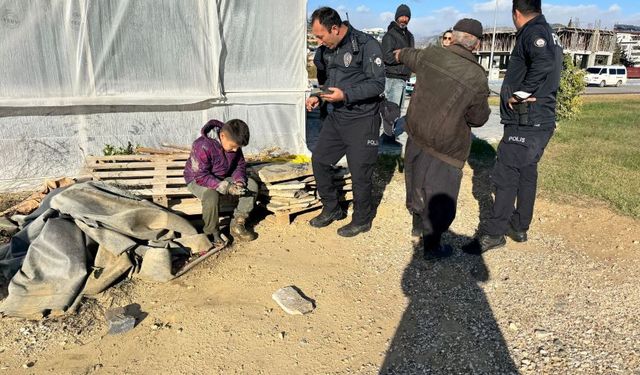 Gazipaşa'da 3 çocuk balçığa saplandı