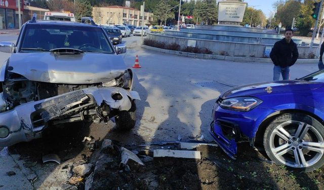 Burdur’da kamyonet ile otomobil çarpıştı! 3 kişi yaralandı