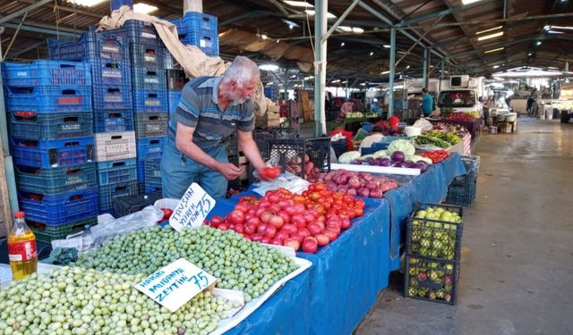 Antalya’da alışverişin durma noktasına geldiği pazarlar… Zamlar hem satıcıyı hem de alıcıyı bıktırdı!