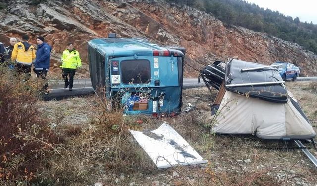 Akseki-Seydişehir yolunda karavan minibüs kazası! 1 yaralı