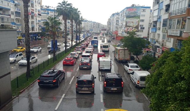 Antalyalıların trafik isyanı! Her yağmurda aynı durum...