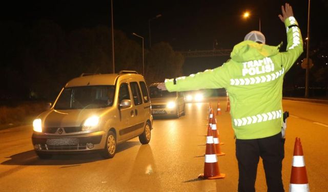 Antalya’da trafik polisleri o sürücülere tolerans tanımadı! Onlarca sürücünün ehliyetine el konuldu