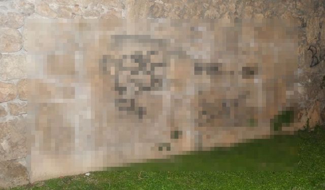 Antalya’da binlerce yıllık surları sprey boya ile karaladılar