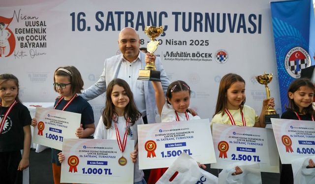 16. Satranç turnuvasına katılan minikler ödüllerine kavuştu