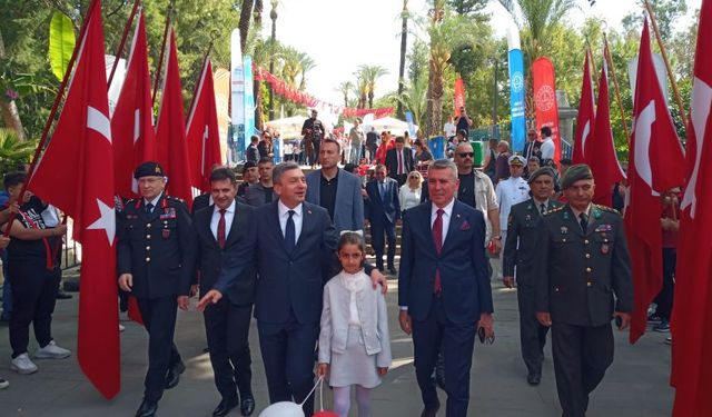 Antalya’da 23 Nisan coşkusu! Karaalioğlu Parkı’nda yüzlerce çocuk gönüllerince eğlendi