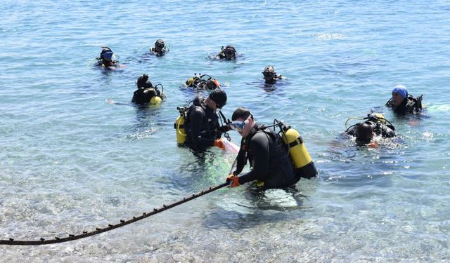 Dalgıçlar 30 metre derine inerek Konyaaltı Sahili’ni temizledi