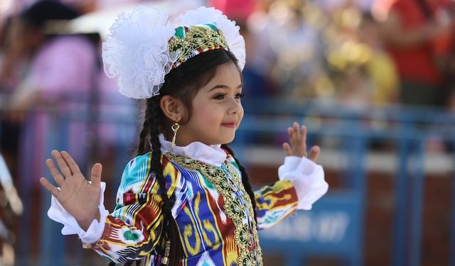 Antalya'da 23 Nisan çoşkusu: Cam Piramit'te dünya çocukları buluştu