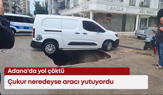 Adana’da yol çöktü: Çukur neredeyse aracı yutuyordu