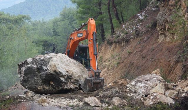 Yağış sonrası dev kaya parçası yola düştü