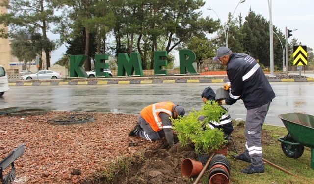 Antalya Büyükşehir Belediyesi Kemer’in caddeleri  güzelleştiriyor