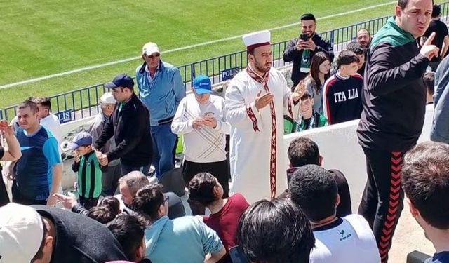 Denizlispor taraftarından sarık ve cübbeli galibiyet duası