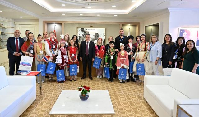 Muhittin Böcek, dünyanın en güzel şehri Antalya'da dünya çocuklarını ağırladı