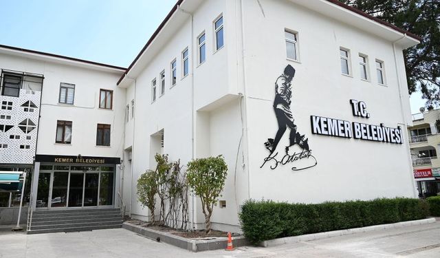 Kemer Belediye binasına koskocaman bir Atatürk silüeti yapıldı