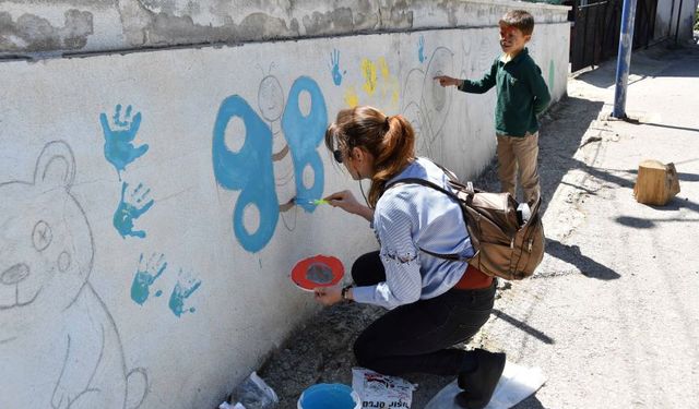 Dağ köyündeki çocuklara renkli dokunuş: Köy okulunun duvarlarını boyadılar