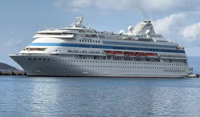 Sezonun ilk kruvaziyeri, yüzlerce turisti Bodrum'a taşıdı