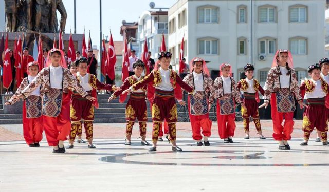 Manavgat'ta 23 Nisan neşesi: Gösteri büyük beğeni topladı