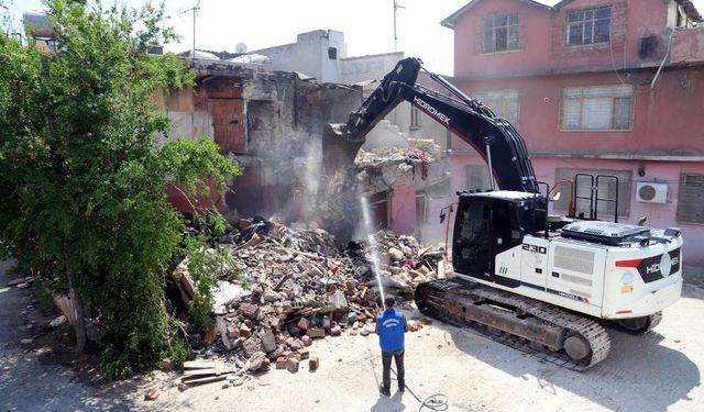 Mersin'de tehlike saçan metruk binalar yıkılıyor