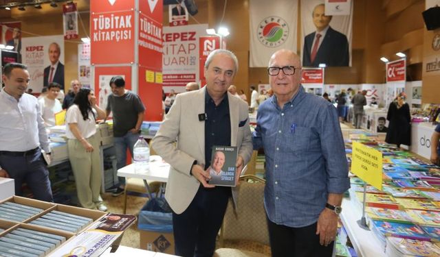 Eski Belediye Başkanı Hasan Subaşı kitabını Mesut Kocagöz için imzaladı