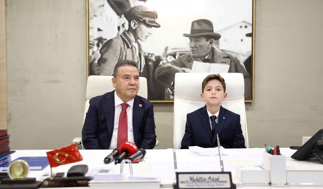 Muhittin Böcek, 23 Nisan’da başkanlık koltuğunu minik öğrenciye devretti