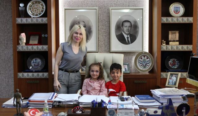 Akdeniz Üniversitesi Rektörü Özkan, koltuğunu çocuklara devretti