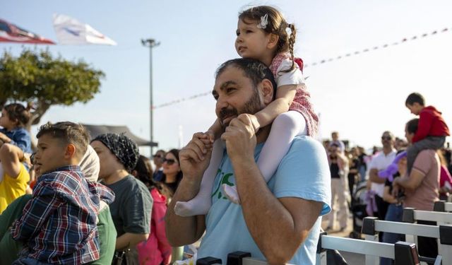 Mersin'de çocuklar bayramı öğrenerek kutluyor