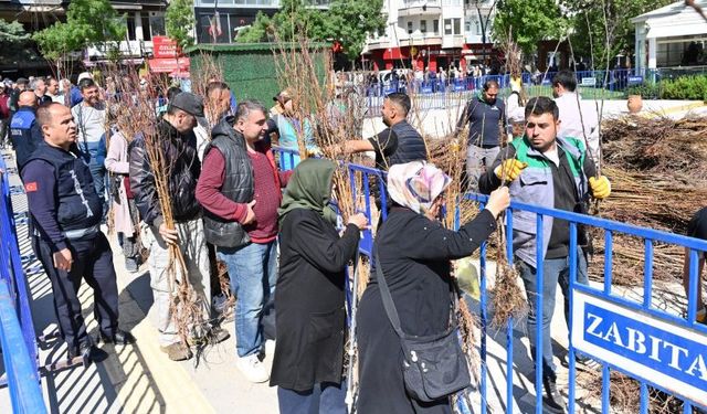 Fidanlar Isparta Belediyesi’nden ekimi vatandaştan