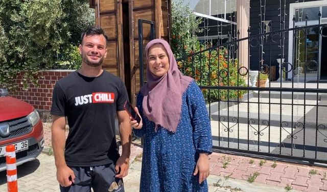 Antalya’ya tatile gelen turist bulduğu cep telefonu sahibine ulaştırdı