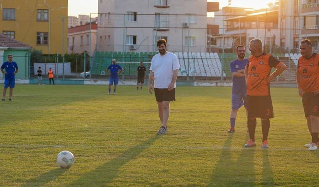 Mersin’de belediye çalışanları ile muhtarlar dostluk maçında karşı karşıya geldi