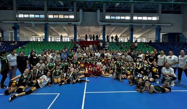 Dünyanı güzelleştiren anneler, Bodrum’da çocuklarıyla beraber sahalarda ter döktü