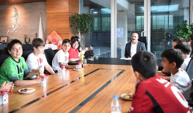Başkan Kotan, Konyaaltı’nın şampiyonlarını makamında ağırladı