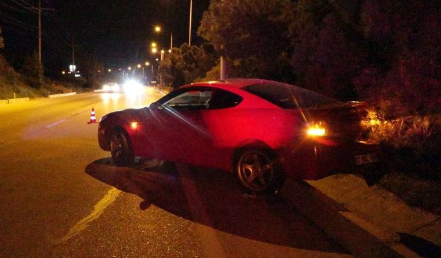 Burdur'da otomobil refüje çıktı: 3 yaralı