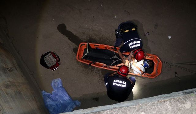 Antalya’da dereye düşen kişi itfaiye tarafından kurtarıldı