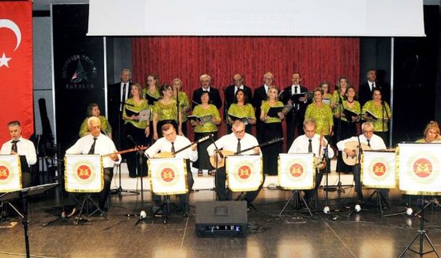 Emekli subay ve eşleri, türkülere hayat verdi