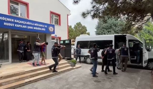 Göçmen kaçakçılığına darbe: Yüklü paraya el konuldu!