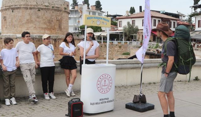 Ortaokul öğrencileri turistlere Antalya tarihini İngilizce anlatıyorlar