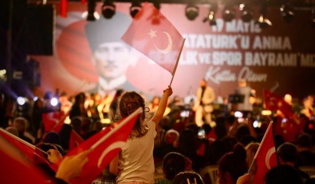 Kepez’i 19 Mayıs coşkusu sardı! Efsane sanatçıların unutulmaz eserleri tekrar hayat buldu