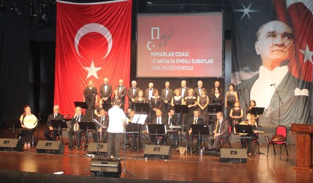 Antalya’da muhteşem konser! Mimarlar ve Emekli Subaylar Türk Müziği Korosu büyüledi