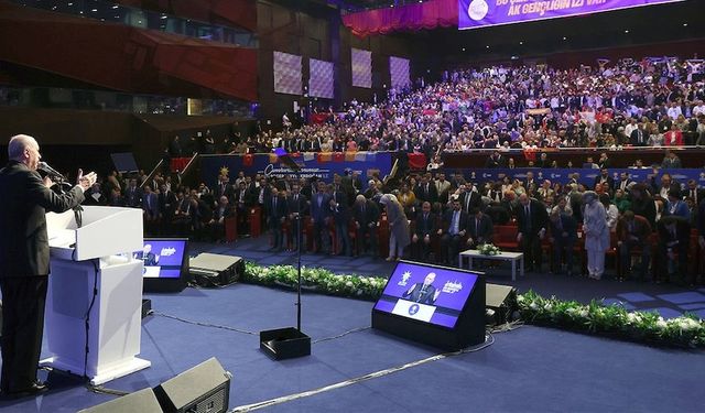 Erdoğan'dan Özgür Özel'e sert sözler: "Suç örgütünün posta güvercini gibi hareket ediyor"