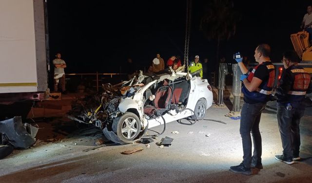 Mersin'de otomobil, tırın altında hurdaya döndü! 2 ölü